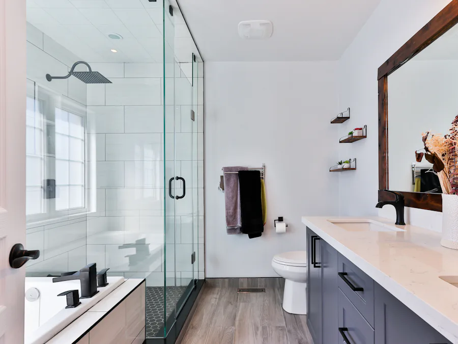 Helles, modernes Badezimmer (Beispielbild)