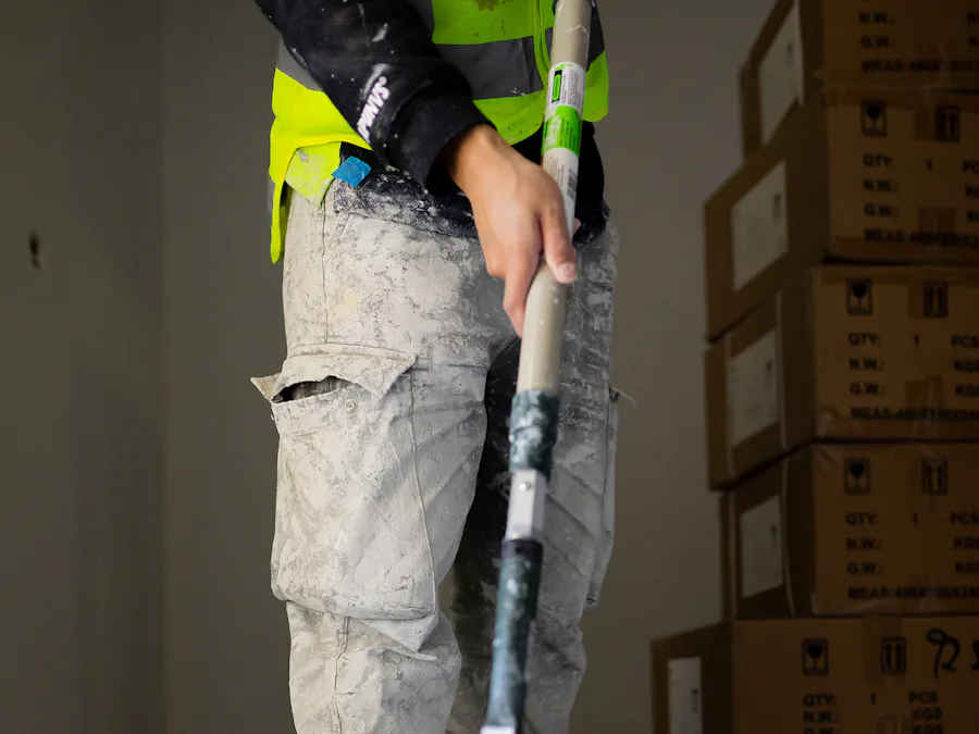 Wand wird mit dem Farbroller gestrichen (Beispielbild)