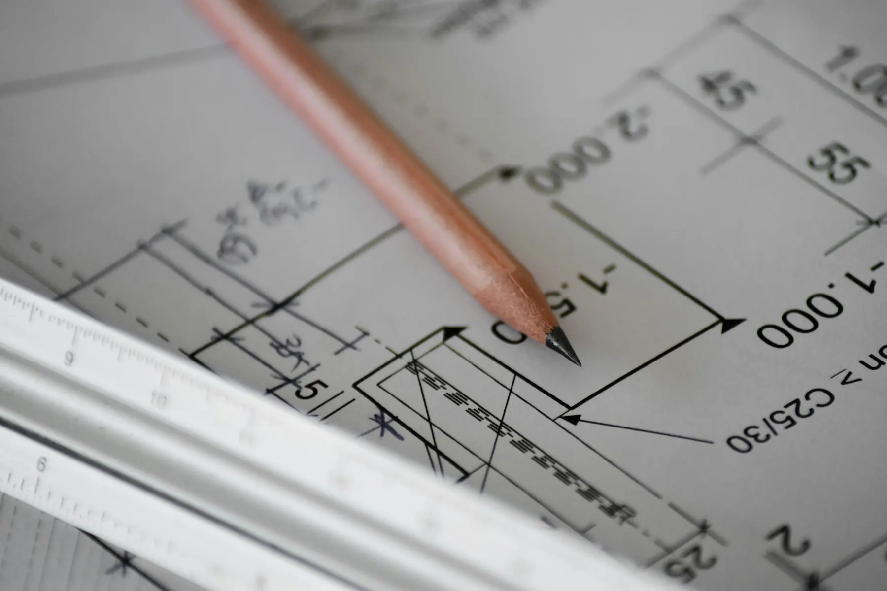 Bauplan mit Bleistift und Maßstab (Beispielbild)