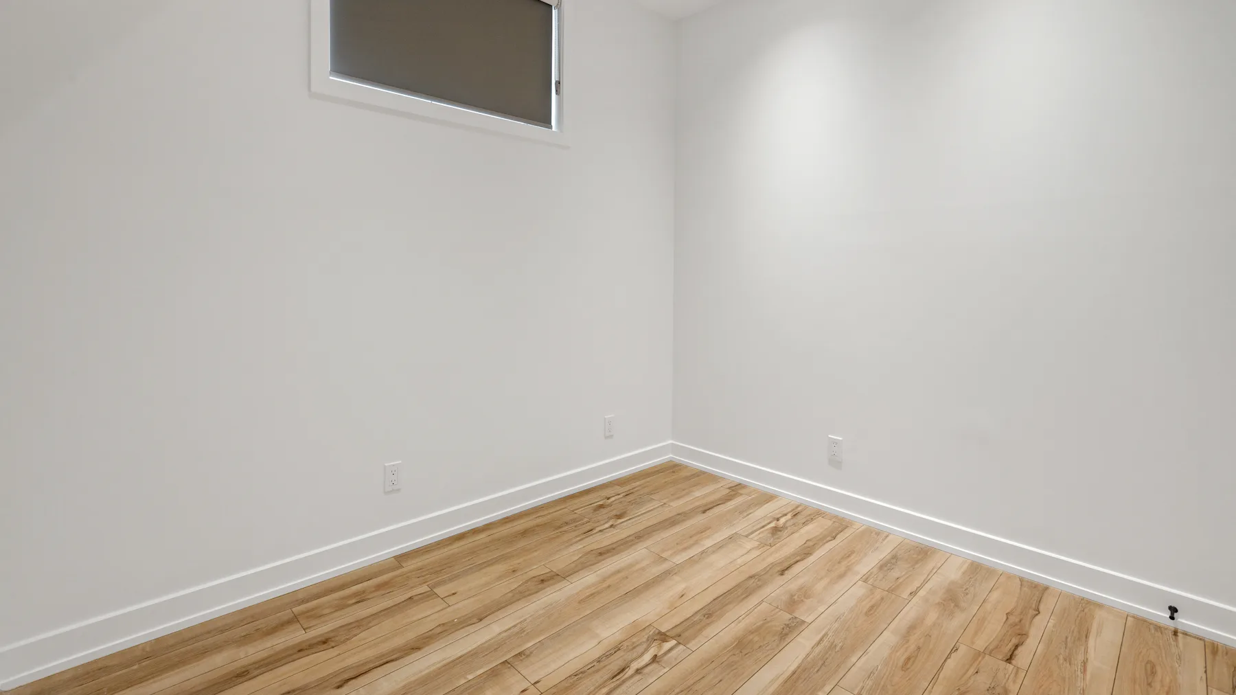 Heller, fertig renovierter Raum mit Holzboden (Beispielbild, das echte Projektfoto folgt)