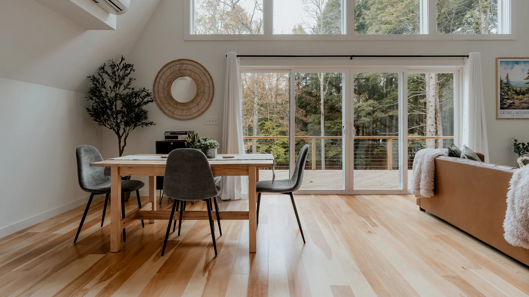 Fertig renovierter, heller Wohnraum mit Holzboden und großen Fenstern (Beispielbild)