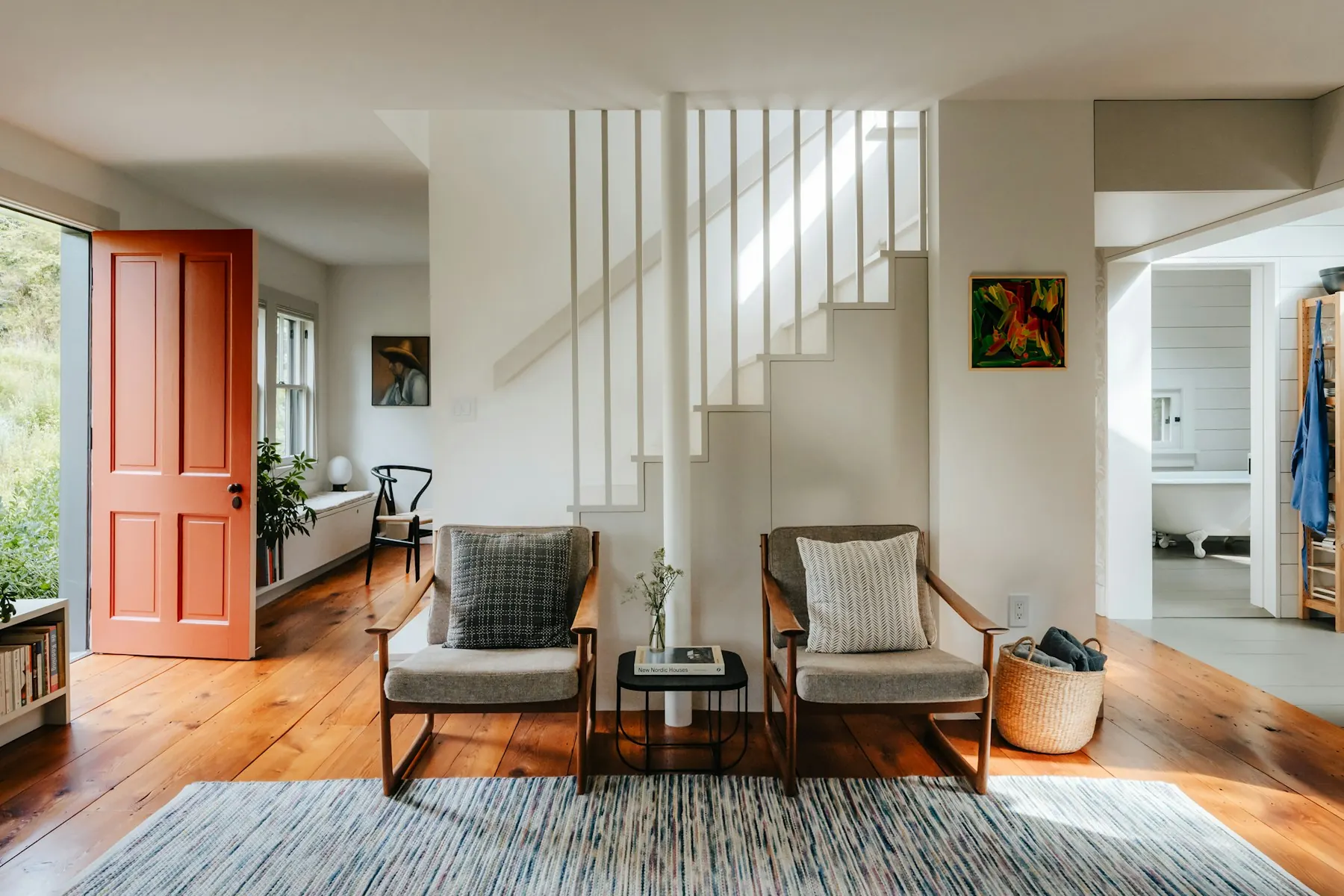 Helles Wohnzimmer mit Holzboden und Treppe (Beispielbild)